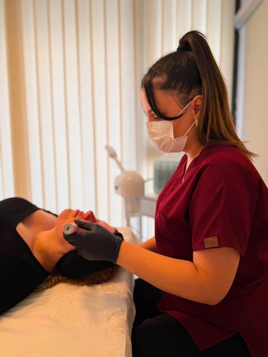 CLINICA Güzellik cilt bakımı kabini ve uygulama cihazı