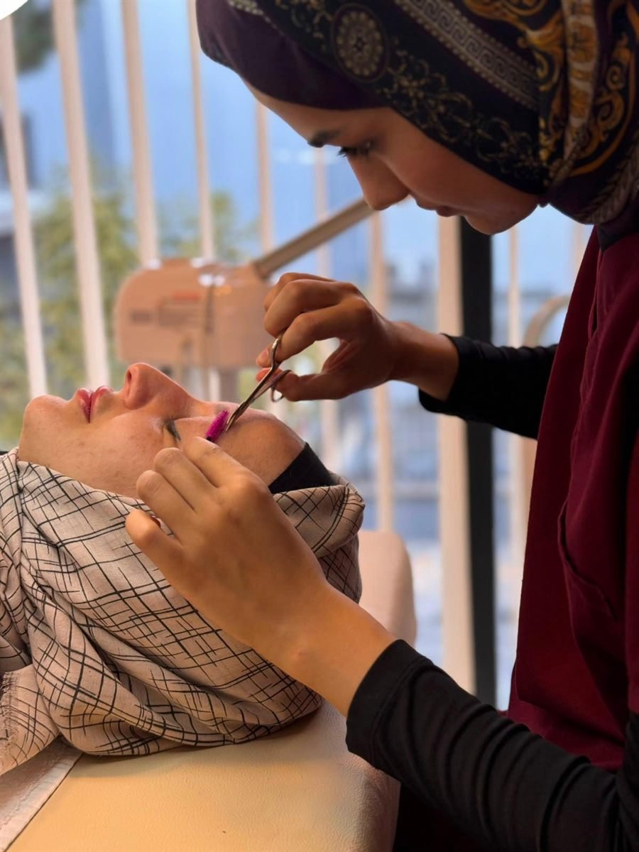 CLINICA Güzellik uzmanı kaş şekillendirme uygulaması yaparken