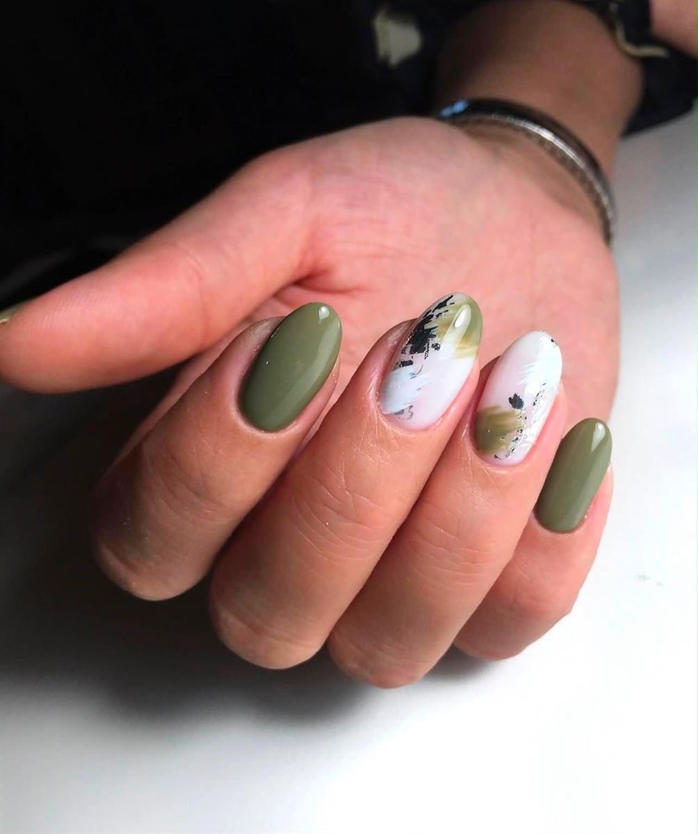 Haki yeşil ve fırça darbeli nail art uygulaması
