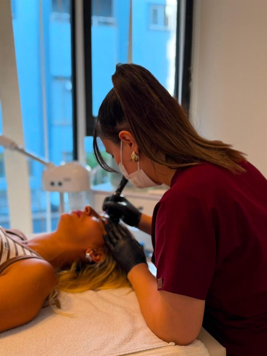 CLINICA Güzellik uzmanı cilt bakımı uygulaması yaparken